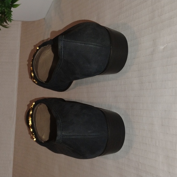 Salvatore Ferragamo Suede Loafers. Womens sz 8AA. Black & Gold Tone Hardware. - Picture 3 of 9